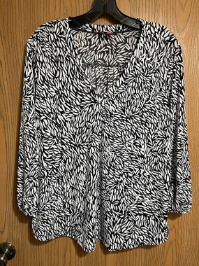 Vince Camuto Black & White Leaf-Print V-Neck Blouse